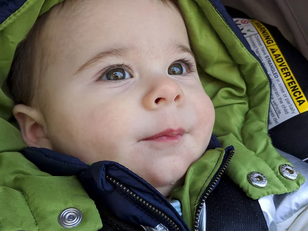 Nahaufnahme Des Niedlichen Und Lustigen Babyboy Gesichts Grüner Jacke — Stockfoto