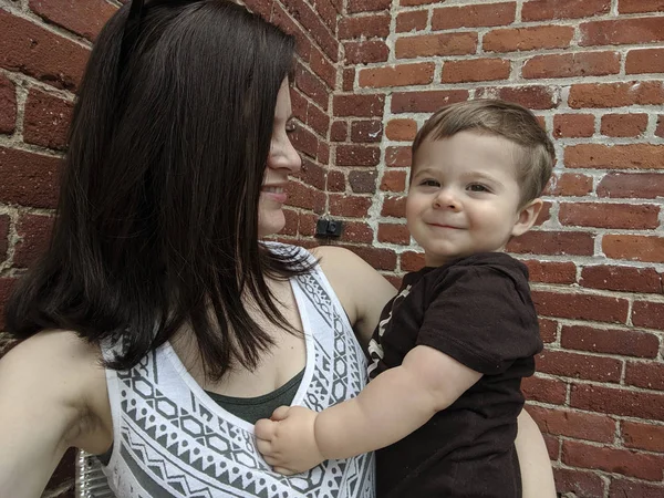 Young Mother Woman Holding Little Baby Son 로열티 프리 스톡 사진