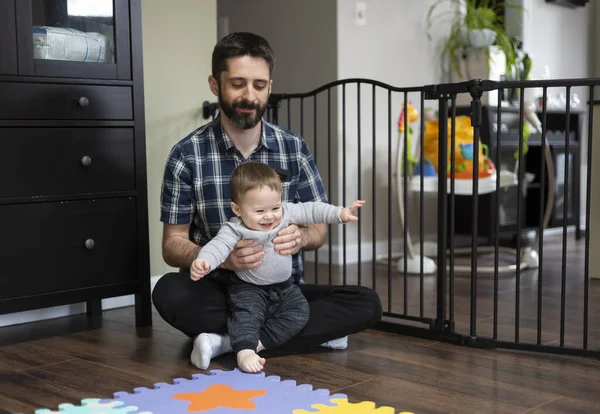 Gelukkig Vader Spelen Met Kleine Zoon Kamer Rechtenvrije Stockafbeeldingen