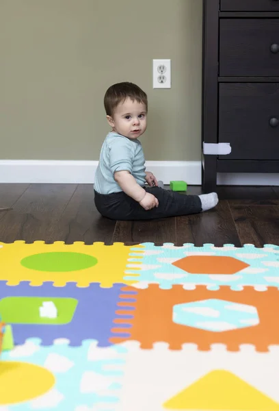 Cute Boy Siedzi Pokoju Podłodze Kolorowymi Zabawkami Zdjęcie Stockowe