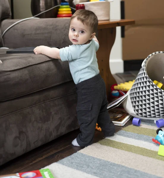 可愛いです男の子遊びます部屋に近いソファ ストックフォト