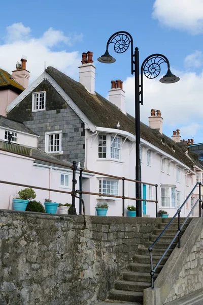 Arquitectura con farola en forma de fósil en Lyme Regis — Foto de Stock
