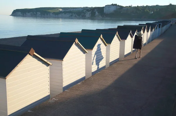 Ombres des passants près des cabanes de plage — Photo