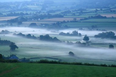 Sunrise balta Vadisi üzerinden puslu bir sabahı