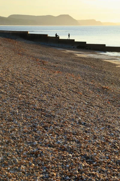 Kieselstrand an der jurassischen Küste — Stockfoto