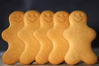 Sürücüyle gingerbread erkekler gülümseyen, satır