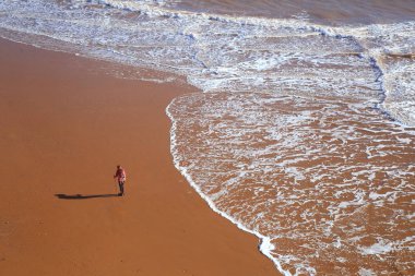 Sidmouth, Devon kumlu sahilde dalgalar