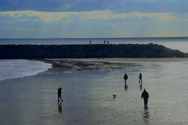 Silhuetas Pessoas Andando Praia Areia Molhada Sidmouth Devon — Fotografia de Stock