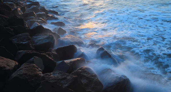 Ola Borrosa Del Mar Estrellándose Sobre Las Rocas Amanecer Cobb — Foto de Stock