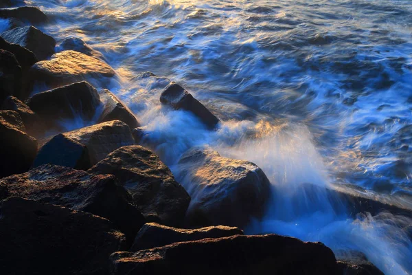 Ola Borrosa Del Mar Estrellándose Sobre Las Rocas Amanecer Cobb — Foto de Stock