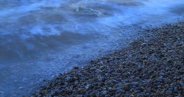 Żwirowa Plaża Wybrzeżu Jurajskim Devon Niewyraźne Fale — Zdjęcie stockowe