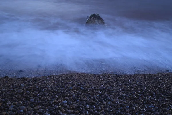 Kiezelstrand Jurassic Coast Devon Met Wazig Golven — Stockfoto