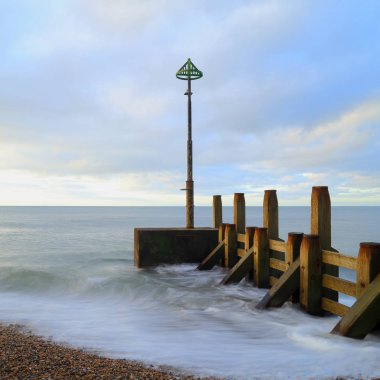 Kumsalda bulunan Seaton Jurassic Coast ahşap groyne