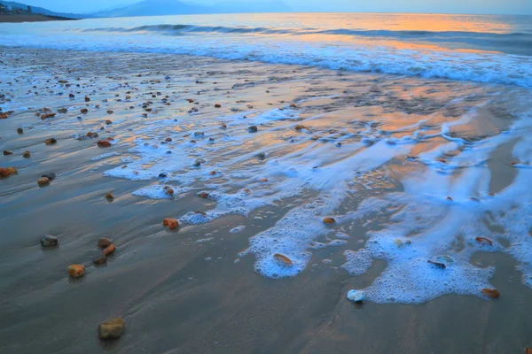 Onde Sfocate All Alba Sulla Spiaggia Lyme Regis Sulla Costa — Foto Stock