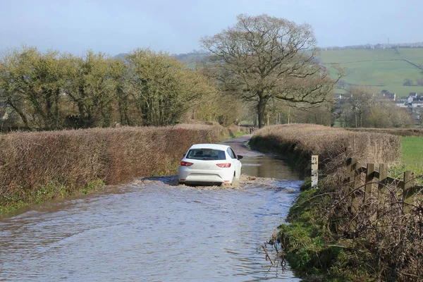 Carro Dirigindo Através Uma Estrada Inundada East Devon — Fotografia de Stock