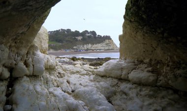 Deniz mağaraları Jurassic Coast Devon'da bira başının altına