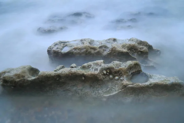 Skały Niewyraźne Morskie Fale Wybrzeżu Jurajskim — Zdjęcie stockowe