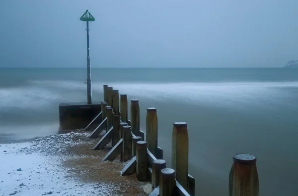 Rozmazané Mořské Vlny Zasněžené Pláži Poblíž Města Seaton Devonu Jurské — Stock fotografie