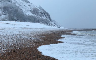 Kasaba Seaton Jurassic Coast Devon'da yakınındaki plajda kar