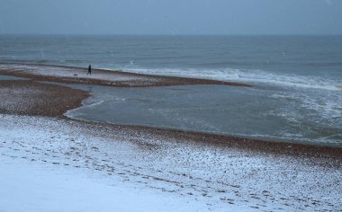 Kasaba Seaton Jurassic Coast Devon'da yakınındaki plajda kar