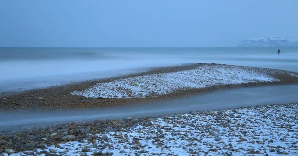 Rozmazané Mořské Vlny Zasněžené Pláži Poblíž Města Seaton Devonu Jurské — Stock fotografie