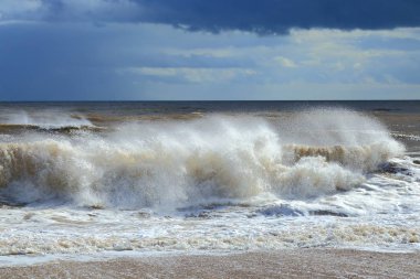 Rüzgarlı bir gün kasaba Seaton Jurassic Coast Devon'da yakınındaki dalga deniz