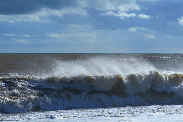 ジュラ紀の海岸でデヴォンのシートンの町の近くの風の強い日に海の波 — ストック写真