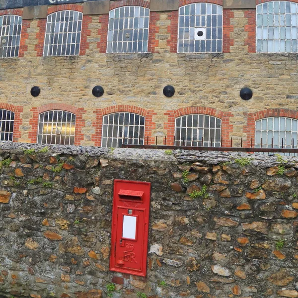 Buzón Rojo Británico Tradicional Incrustado Una Pared Piedra Axminster Devon —  Fotos de Stock