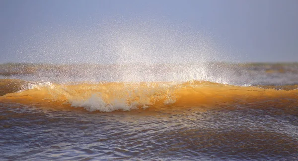 Ausbrechende Welle Mit Großer Gischt Über Dem Kamm Verursacht Durch — Stockfoto