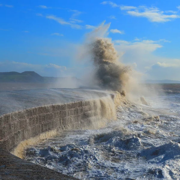 Big Wave Spruzzi Sul Cobb Durante Alta Marea Forte Vento Foto Stock