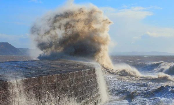 Big Wave Spruzzi Sul Cobb Durante Alta Marea Forte Vento Immagini Stock Royalty Free