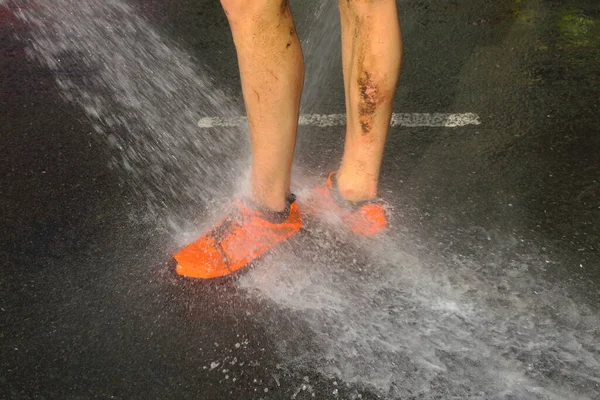 Biegacz Myjący Błoto Nóg Zraszaczem Wyścigu Błotnistym Terenie Devon — Zdjęcie stockowe