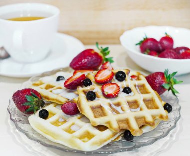 Ev yapımı gözleme pişirme. Waffle çilek ile