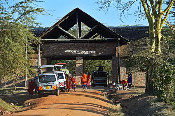MASAI MARA, KENIA - 1 de enero: La entrada del parque natural —  Fotos de Stock