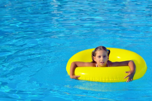 수영장에 있는 어린이 — 스톡 사진