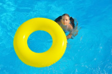 Yüzme Havuzu, gerçek yürümeye başlayan çocuk kız