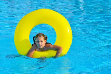 Yüzme havuzundaki çocuk