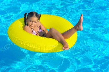 Yüzme havuzundaki çocuk