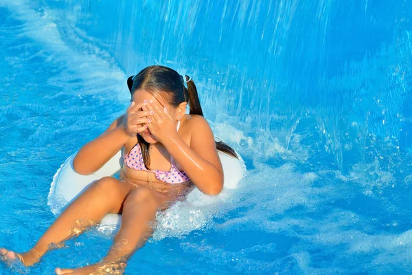 Criança na piscina — Fotografia de Stock