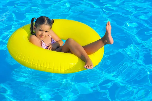 Enfant dans la piscine — Photo