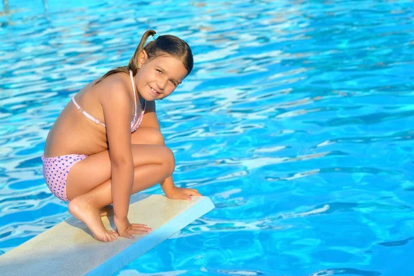 Kind im Schwimmbad — Stockfoto