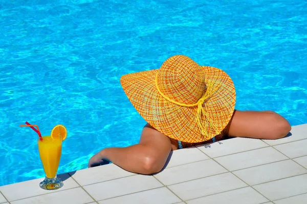 Gerçek kadın güzelliğe rahatlatıcı Yüzme Havuzu — Stok fotoğraf