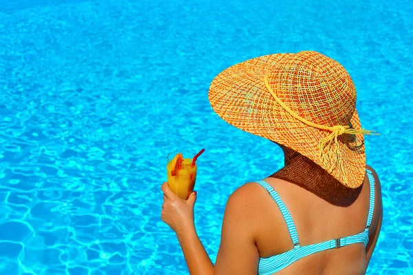 Véritable beauté féminine relaxante à la piscine — Photo