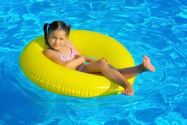 Настоящая малышка в бассейне — стоковое фото