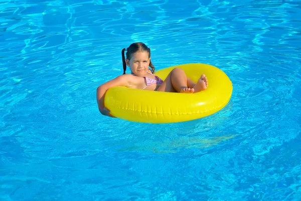 Πραγματικό παιδί κορίτσι στην πισίνα — Φωτογραφία Αρχείου