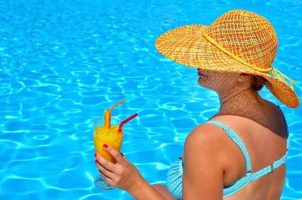 Véritable beauté féminine relaxante à la piscine — Photo