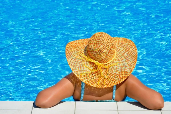 Real belleza femenina relajante en la piscina — Foto de Stock