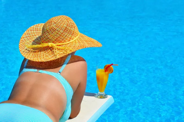 Real beleza feminina relaxante na piscina — Fotografia de Stock