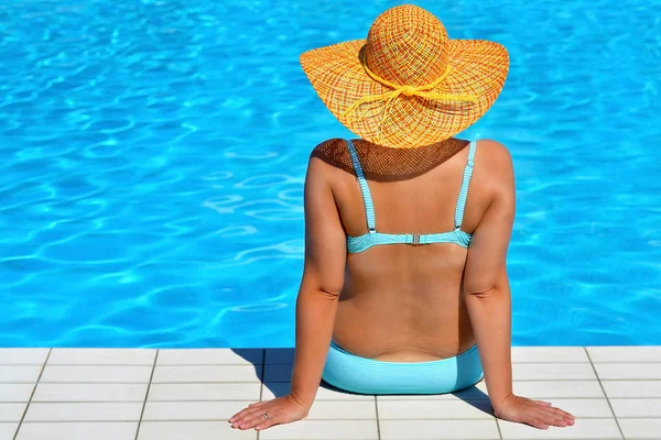 Echte vrouwelijke schoonheid ontspannen bij zwembad — Stockfoto