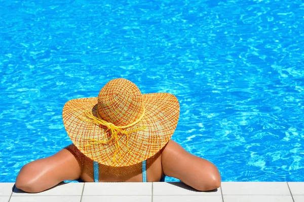 Skutečné ženské krásy relaxaci u bazénu — Stock fotografie